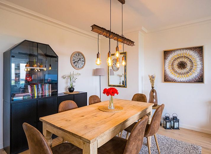 Gemuetliches Wohnzimmer im Ferienhaus Majestic - 0505, Middelkerke, Westflandern mit Blick auf die Natur durch grosse Fenster.