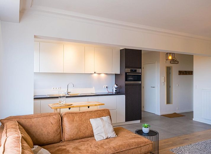 Gemuetliches Wohnzimmer im Ferienhaus Majestic - 0505, Middelkerke, Westflandern mit Blick auf die Natur durch grosse Fenster.