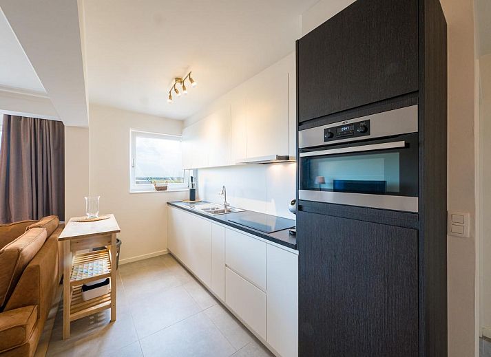 Gemuetliches Wohnzimmer im Ferienhaus Majestic - 0505, Middelkerke, Westflandern mit Blick auf die Natur durch grosse Fenster.