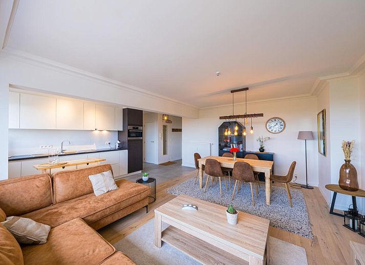 Blick vom Ferienhaus Majestic - 0505 in Middelkerke, Westflandern mit gruener Umgebung und Meer am Horizont.