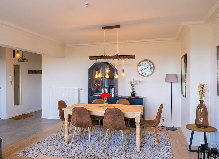 Blick vom Ferienhaus Majestic - 0505 in Middelkerke, Westflandern mit gruener Umgebung und Meer am Horizont.