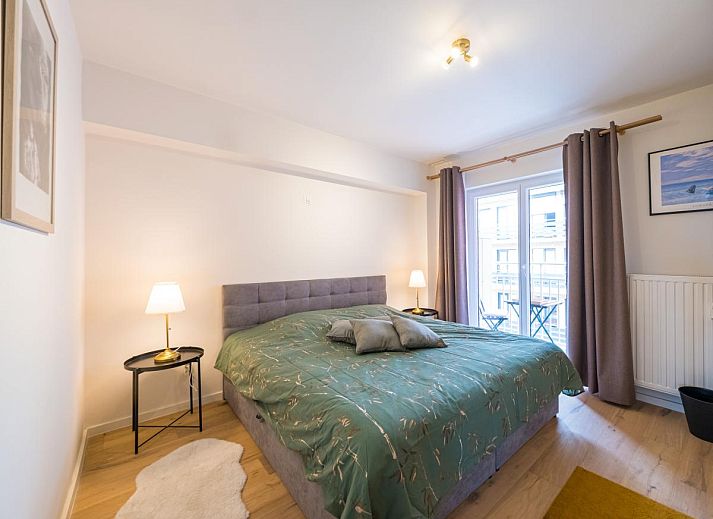 Blick vom Ferienhaus Majestic - 0505 in Middelkerke, Westflandern mit gruener Umgebung und Meer am Horizont.