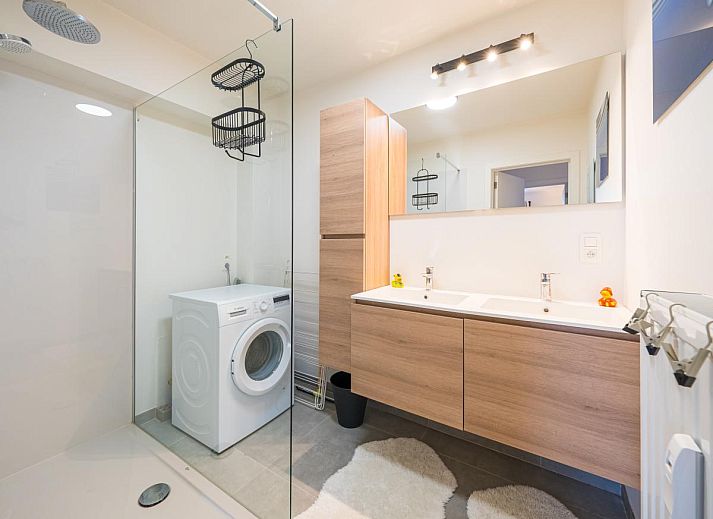 Blick vom Ferienhaus Majestic - 0505 in Middelkerke, Westflandern mit gruener Umgebung und Meer am Horizont.