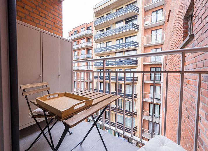 Stilvolle Essecke im Ferienhaus Majestic - 0505, Middelkerke, Westflandern mit Holztisch und moderner Beleuchtung.