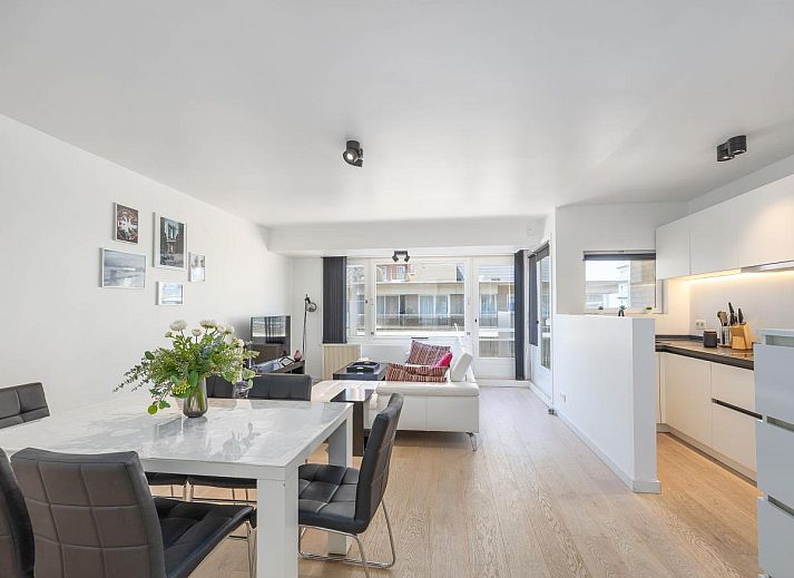 Stilvolles Wohnzimmer des Ferienhauses Providence - 0401 in Middelkerke, Westflandern, mit moderner Einrichtung und viel natuerlichem Licht.