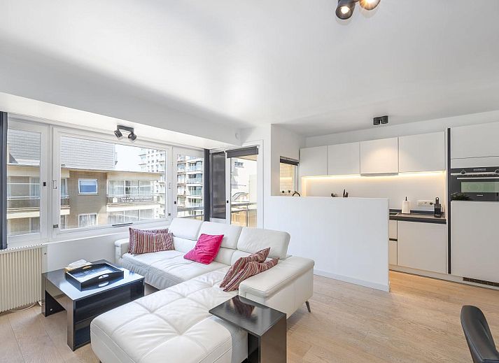 Stilvolles Wohnzimmer des Ferienhauses Providence - 0401 in Middelkerke, Westflandern, mit moderner Einrichtung und viel natuerlichem Licht.