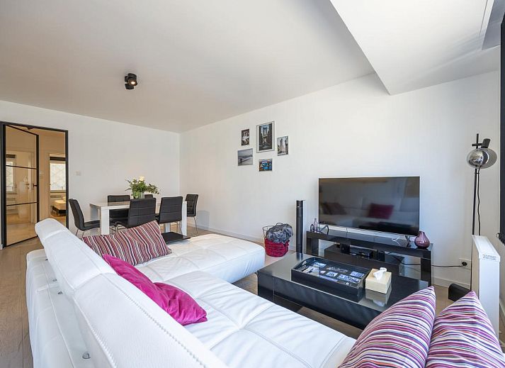 Stilvolles Wohnzimmer des Ferienhauses Providence - 0401 in Middelkerke, Westflandern, mit moderner Einrichtung und viel natuerlichem Licht.