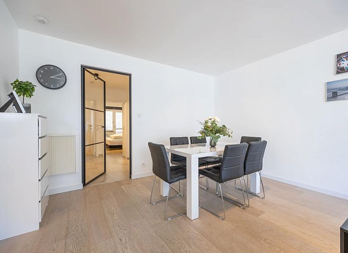 Stilvolles Wohnzimmer des Ferienhauses Providence - 0401 in Middelkerke, Westflandern, mit moderner Einrichtung und viel natuerlichem Licht.