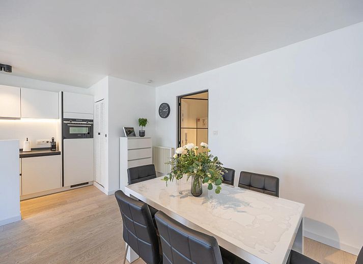 Stilvolles Wohnzimmer des Ferienhauses Providence - 0401 in Middelkerke, Westflandern, mit moderner Einrichtung und viel natuerlichem Licht.