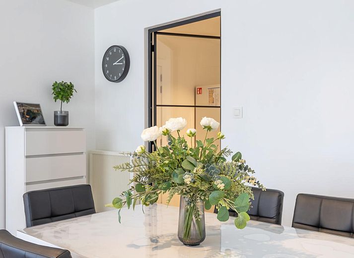 Luxurioeses Wohnzimmer des Ferienhauses Providence - 0401 in Middelkerke, Westflandern, mit moderner Einrichtung und viel natuerlichem Licht.