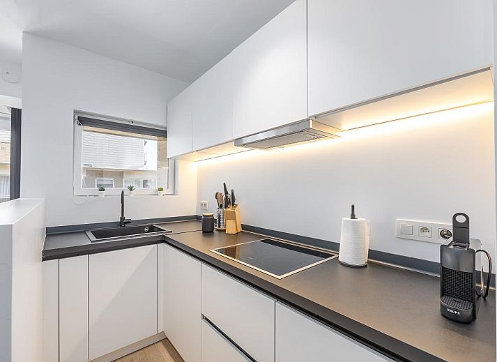 Luxurioeses Wohnzimmer des Ferienhauses Providence - 0401 in Middelkerke, Westflandern, mit moderner Einrichtung und viel natuerlichem Licht.