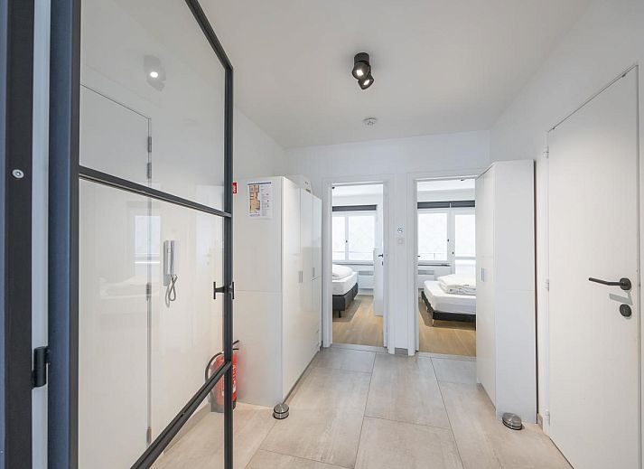 Luxurioeses Wohnzimmer des Ferienhauses Providence - 0401 in Middelkerke, Westflandern, mit moderner Einrichtung und viel natuerlichem Licht.