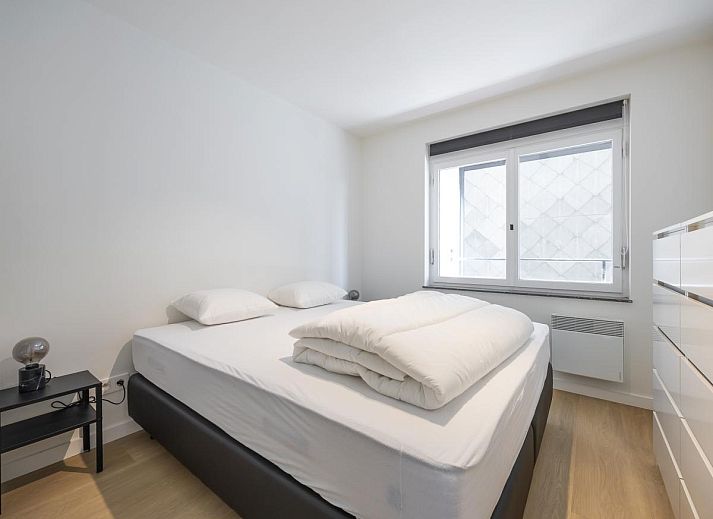 Luxurioeses Wohnzimmer des Ferienhauses Providence - 0401 in Middelkerke, Westflandern, mit moderner Einrichtung und viel natuerlichem Licht.