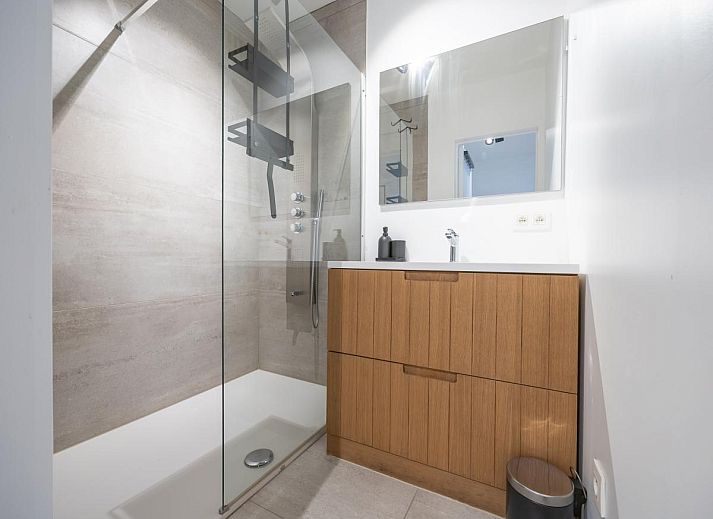 Luxurioeses Wohnzimmer des Ferienhauses Providence - 0401 in Middelkerke, Westflandern, mit moderner Einrichtung und viel natuerlichem Licht.