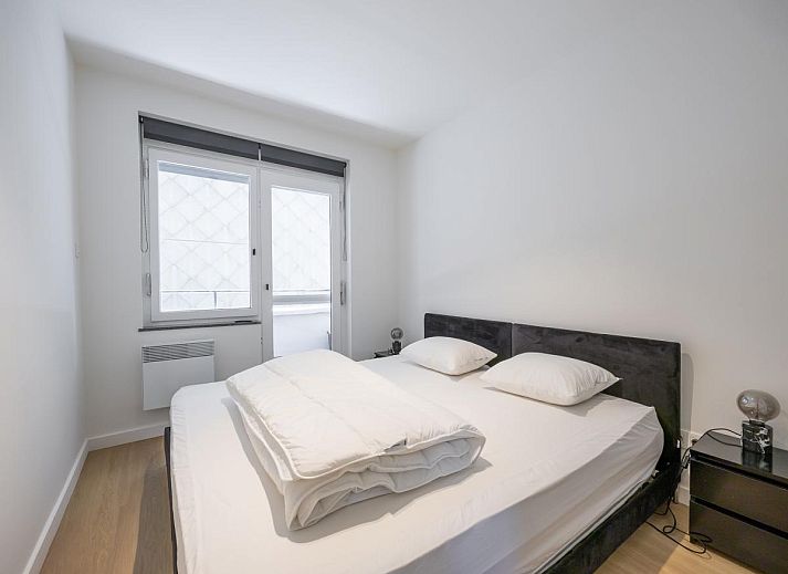 Modernes Wohnzimmer des Ferienhauses Providence - 0401 in Middelkerke, Westflandern, mit gemuetlicher Sitzecke und stilvollem Mobiliar.