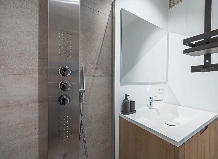 Modernes Wohnzimmer des Ferienhauses Providence - 0401 in Middelkerke, Westflandern, mit gemuetlicher Sitzecke und stilvollem Mobiliar.