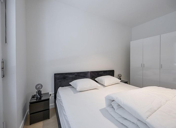 Modernes Wohnzimmer des Ferienhauses Providence - 0401 in Middelkerke, Westflandern, mit gemuetlicher Sitzecke und stilvollem Mobiliar.