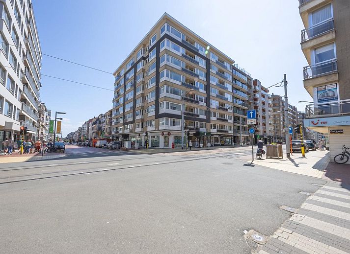 Modernes Wohnzimmer des Ferienhauses Providence - 0401 in Middelkerke, Westflandern, mit gemuetlicher Sitzecke und stilvollem Mobiliar.