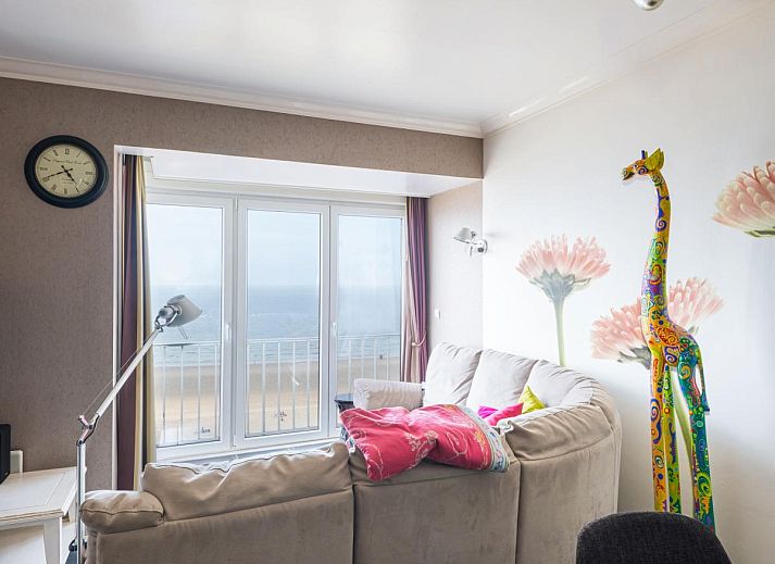 Gemuetliches Wohnzimmer im Ferienhaus Stella - 0701 in Middelkerke, Westflandern, mit Meerblick und moderner Einrichtung.