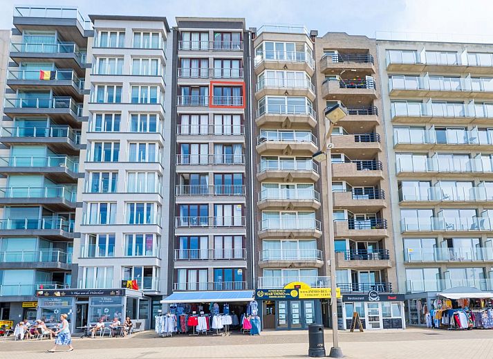 Gemuetliches Wohnzimmer von Stella - 0701, Ferienhaus in Middelkerke, Belgien, mit Meerblick und farbenfroher Dekoration.
