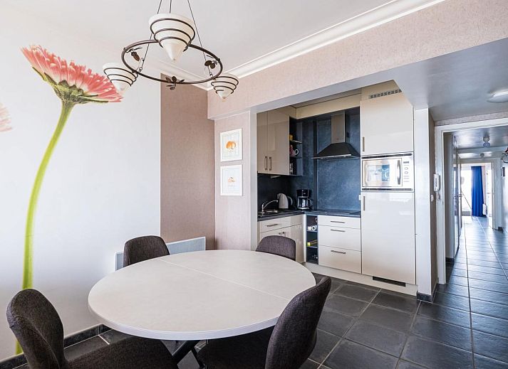 Gemuetliches Wohnzimmer von Stella - 0701, Ferienhaus in Middelkerke, Belgien, mit Meerblick und farbenfroher Dekoration.