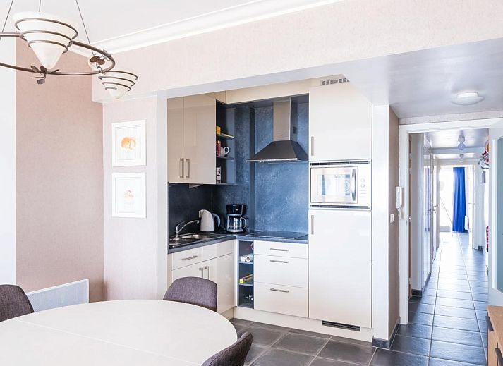 Gemuetliches Wohnzimmer von Stella - 0701, Ferienhaus in Middelkerke, Belgien, mit Meerblick und farbenfroher Dekoration.