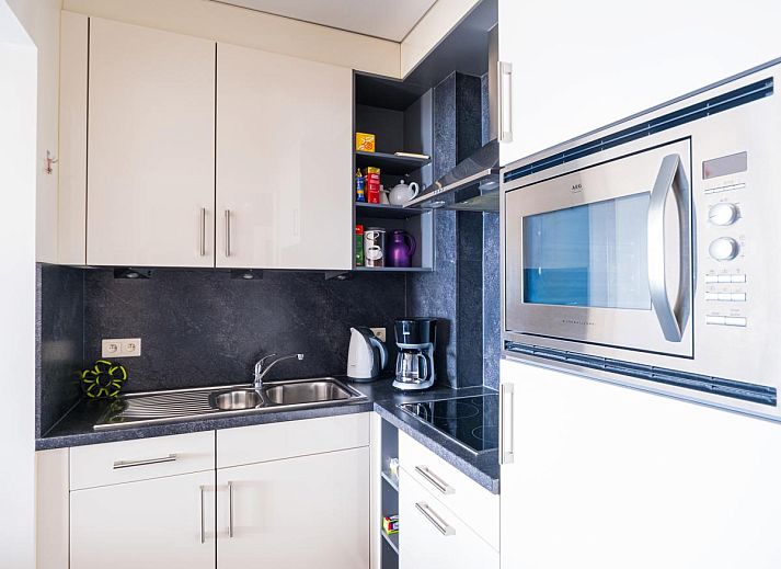 Gemuetliches Wohnzimmer von Stella - 0701, Ferienhaus in Middelkerke, Belgien, mit Meerblick und farbenfroher Dekoration.