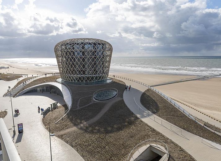 Stay Stella - 0701 in Middelkerke, Westflandern, bietet einen herrlichen Blick auf den Strand und das Meer, ideal fuer einen entspannten Urlaub.