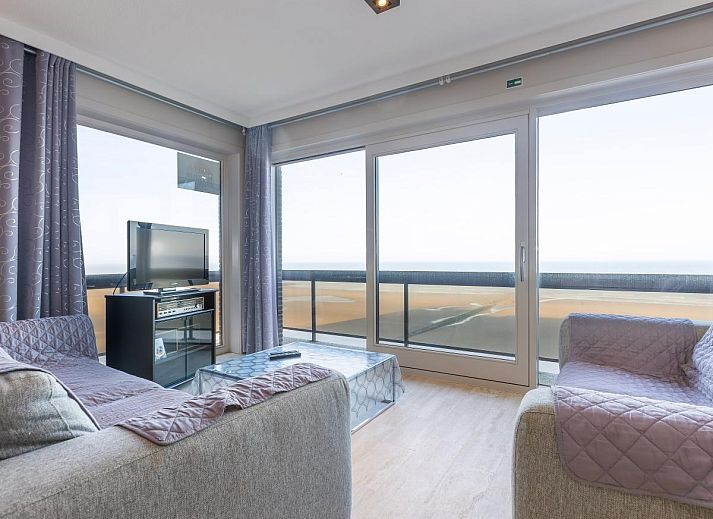 Gemuetliches Wohnzimmer im Ferienhaus Dunekant - 0703, Middelkerke, Belgien mit schoenem Meerblick und bequemer Sitzecke.