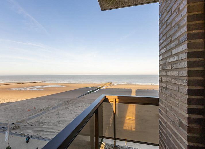 Gemuetliches Wohnzimmer im Ferienhaus Dunekant - 0703, Middelkerke, Belgien mit schoenem Meerblick und bequemer Sitzecke.