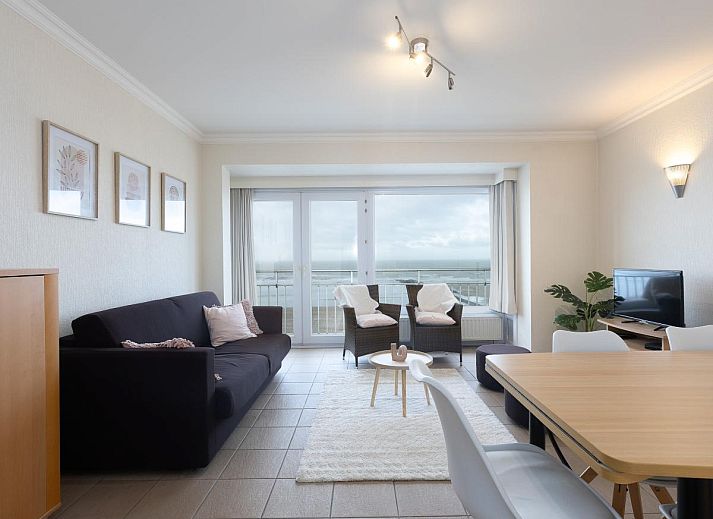 Lichte woonkamer van Sun Beach - 0301, vakantiehuis in Middelkerke, met panoramisch uitzicht op zee en moderne inrichting.