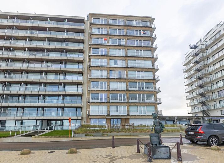 Lichte woonkamer van Sun Beach - 0301, vakantiehuis in Middelkerke, met panoramisch uitzicht op zee en moderne inrichting.