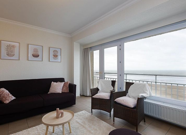 Lichte woonkamer van Sun Beach - 0301, vakantiehuis in Middelkerke, met panoramisch uitzicht op zee en moderne inrichting.