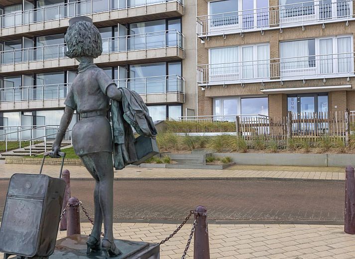 Lichte woonkamer van Sun Beach - 0301, vakantiehuis in Middelkerke, met panoramisch uitzicht op zee en moderne inrichting.