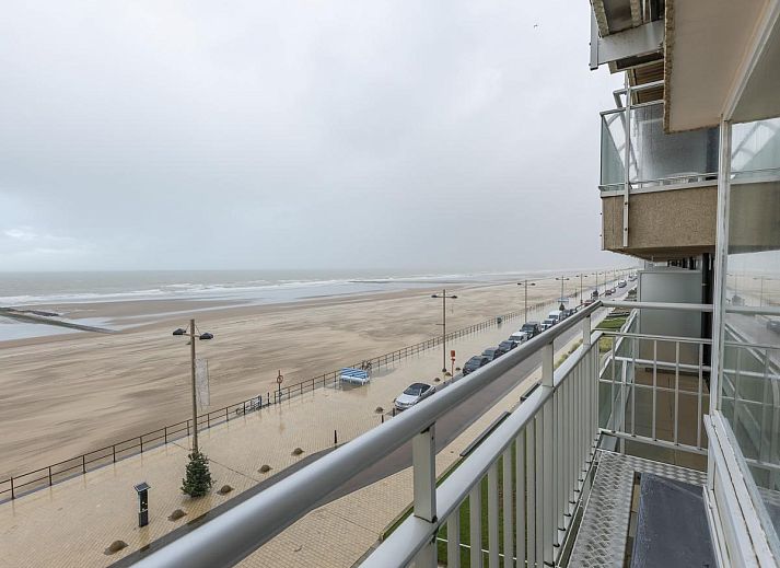 Sun Beach - 0301 vakantieappartement in Middelkerke, West-Vlaanderen met uitzicht op de moderne architectuur van de kustlijn.