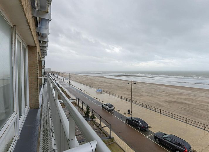 Gezellige woonkamer in Sun Beach - 0301, vakantieappartement in Middelkerke, West-Vlaanderen, met prachtig uitzicht op zee vanaf het balkon.