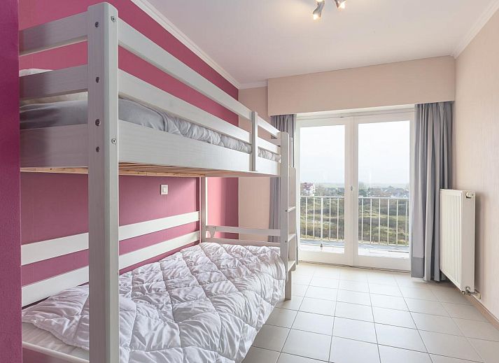 Sun Beach - 0301 vakantiehuis in Middelkerke, West-Vlaanderen, met uitzicht op modern appartement en kunstwerk op de voorgrond.