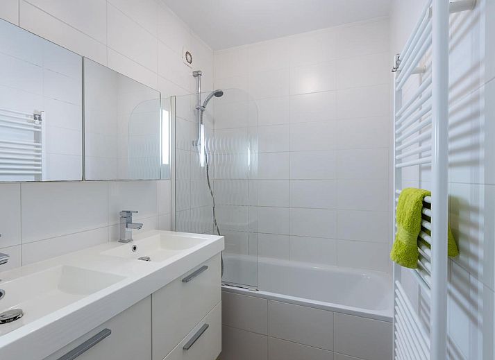 Sun Beach - 0301 vakantiehuis in Middelkerke, West-Vlaanderen, met uitzicht op modern appartement en kunstwerk op de voorgrond.