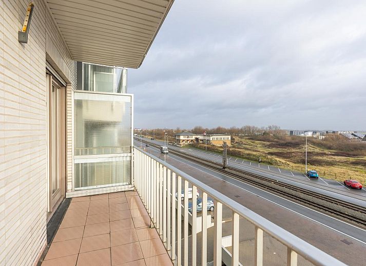 Sun Beach - 0301 vakantiehuis in Middelkerke, West-Vlaanderen, met uitzicht op modern appartement en kunstwerk op de voorgrond.