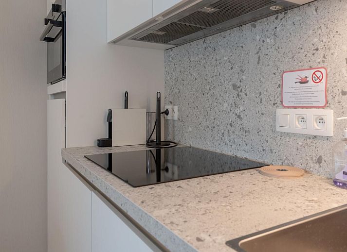Genieten van het zwembad bij vakantiehuis West Bay in Westende, West-Vlaanderen, Belgie, met uitzicht op de natuur en ontspannende sfeer.