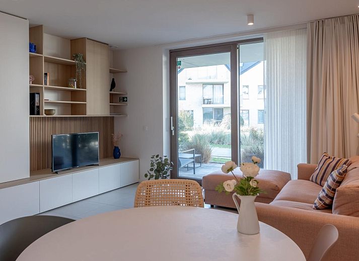 Genieten van het zwembad bij vakantiehuis West Bay in Westende, West-Vlaanderen, Belgie, met uitzicht op de natuur en ontspannende sfeer.