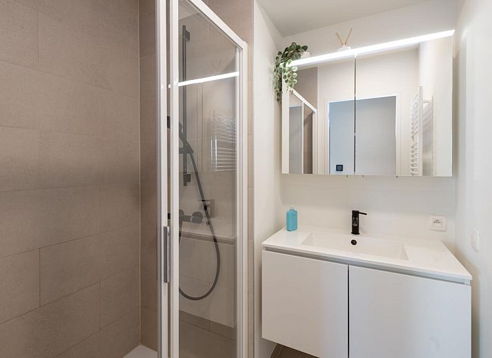 Moderne keuken in West Bay vakantiehuis in Westende, West-Vlaanderen, Belgie met stijlvolle inrichting en comfortabele eetruimte.