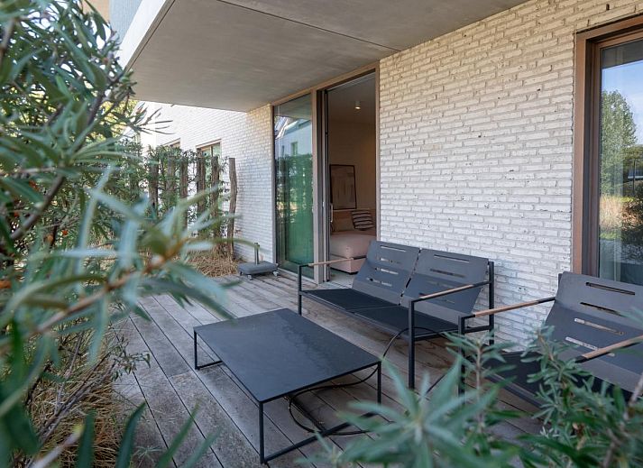 Moderne keuken in West Bay vakantiehuis in Westende, West-Vlaanderen, Belgie met stijlvolle inrichting en comfortabele eetruimte.