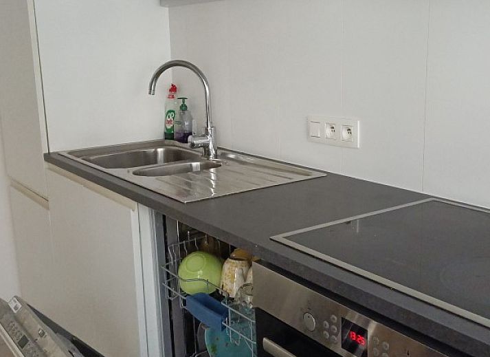 Gezellige woonkamer met open haard in Vakantiehuis Alegria, Westende, Belgie.