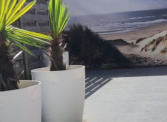 Gezellige woonkamer met open haard in Vakantiehuis Alegria, Westende, Belgie.