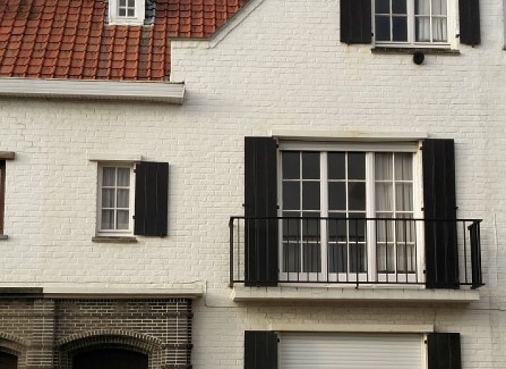 Moderne badkamer met dubbele wastafel in Vakantiehuis Alegria, Westende, Belgie.