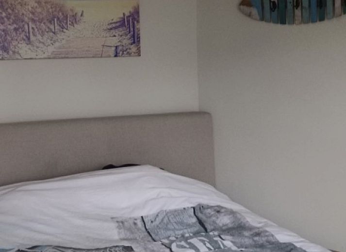 Moderne badkamer met dubbele wastafel in Vakantiehuis Alegria, Westende, Belgie.