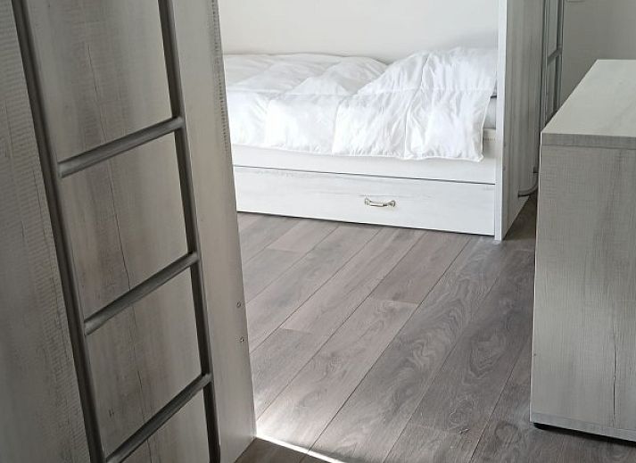 Moderne badkamer met dubbele wastafel in Vakantiehuis Alegria, Westende, Belgie.