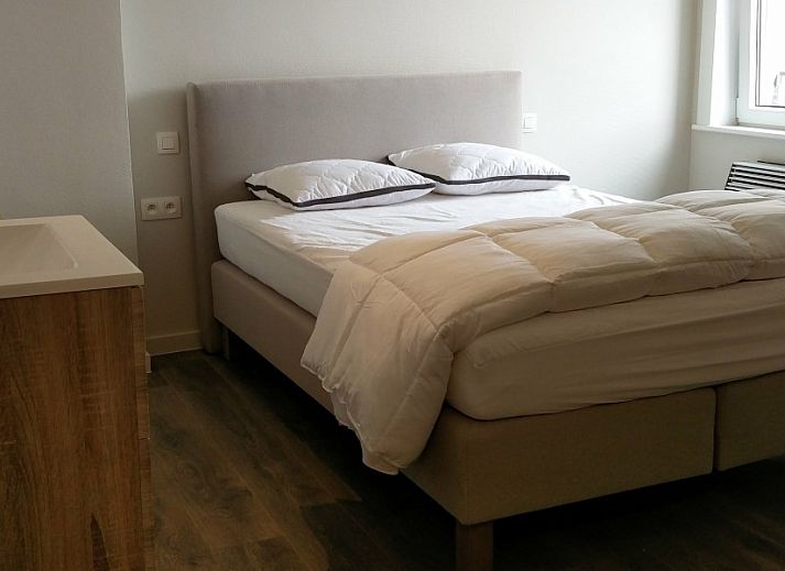 Moderne badkamer met dubbele wastafel in Vakantiehuis Alegria, Westende, Belgie.