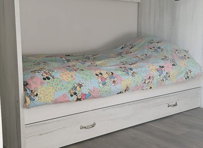 Lichte eetkamer met haard in Vakantiehuis Alegria, Westende, West-Vlaanderen.